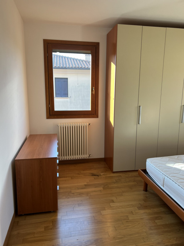 Affittasi appartamento al primo piano con garage in contesto condominiale sito a pochissima dista...