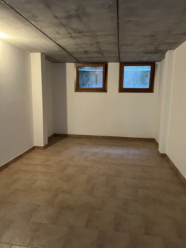 Affittasi appartamento al primo piano con garage in contesto condominiale sito a pochissima dista...