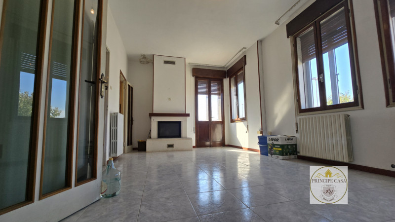 Vendesi a Borgo Veneto, nel cuore della frazione di S. Margherita d'Adige, complesso immobiliare ...