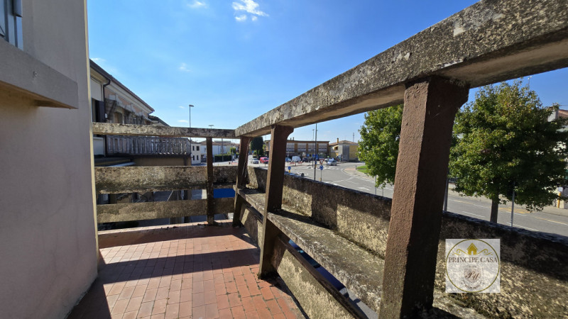 Vendesi a Borgo Veneto, nel cuore della frazione di S. Margherita d'Adige, complesso immobiliare ...