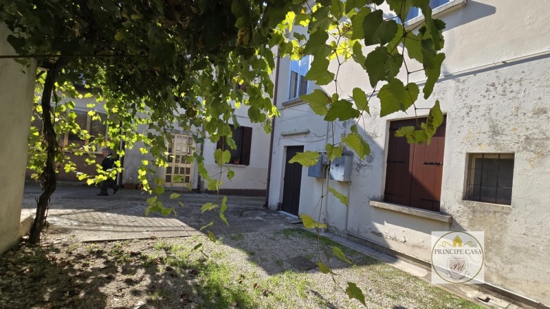 Vendesi a Borgo Veneto, nel cuore della frazione di S. Margherita d'Adige, complesso immobiliare ...