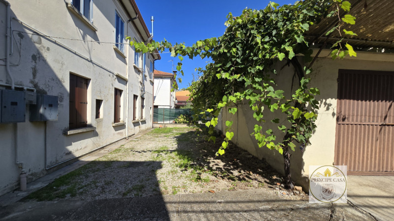 Vendesi a Borgo Veneto, nel cuore della frazione di S. Margherita d'Adige, complesso immobiliare ...