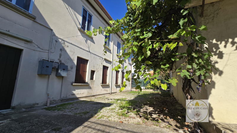 Vendesi a Borgo Veneto, nel cuore della frazione di S. Margherita d'Adige, complesso immobiliare ...