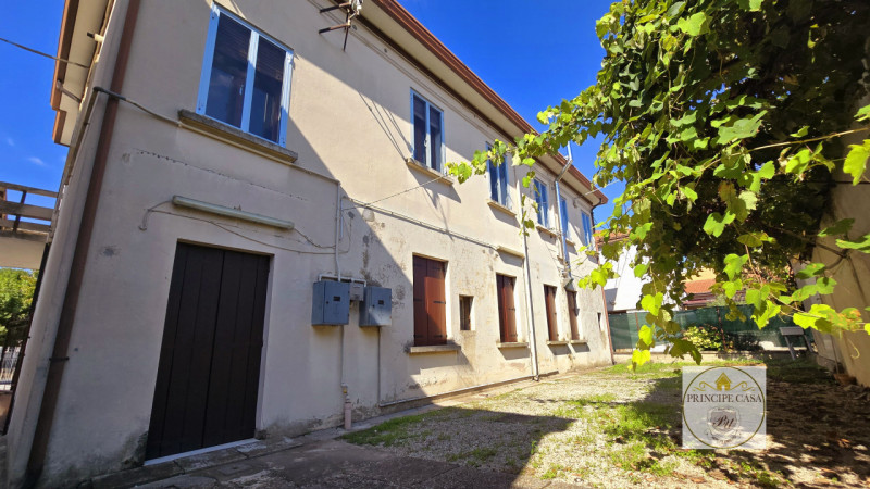 Vendesi a Borgo Veneto, nel cuore della frazione di S. Margherita d'Adige, complesso immobiliare ...