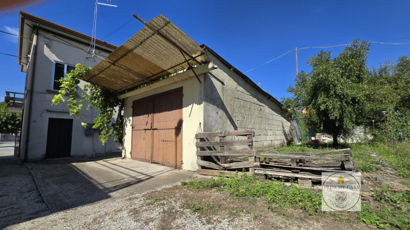 Vendesi a Borgo Veneto, nel cuore della frazione di S. Margherita d'Adige, complesso immobiliare ...