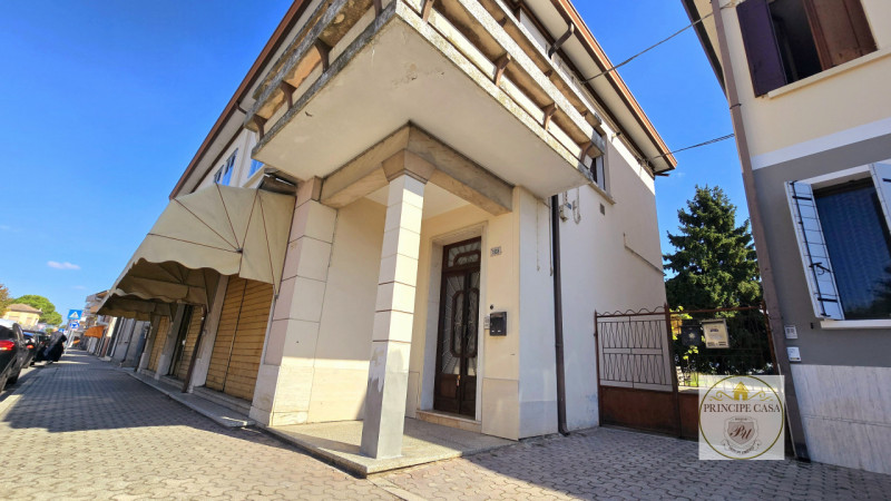 Vendesi a Borgo Veneto, nel cuore della frazione di S. Margherita d'Adige, complesso immobiliare ...