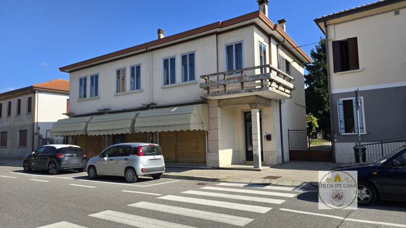 Vendesi a Borgo Veneto, nel cuore della frazione di S. Margherita d'Adige, complesso immobiliare ...