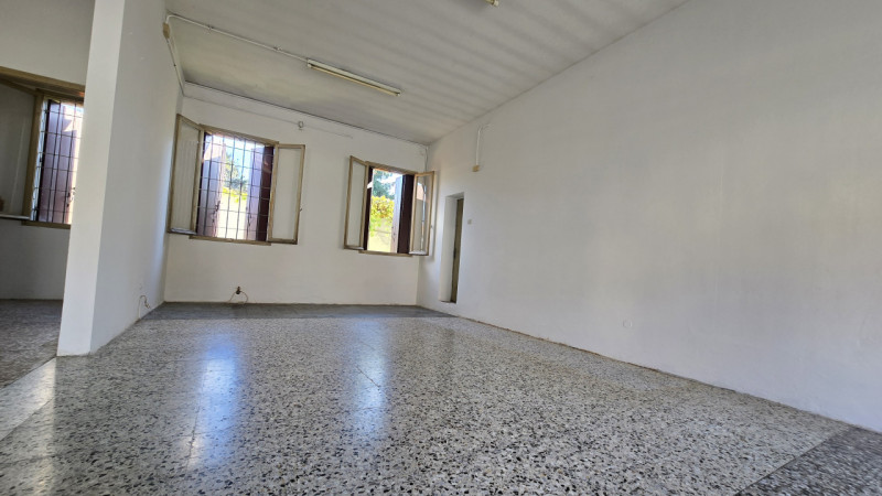 Vendesi a Borgo Veneto, nel cuore della frazione di S. Margherita d'Adige, complesso immobiliare ...