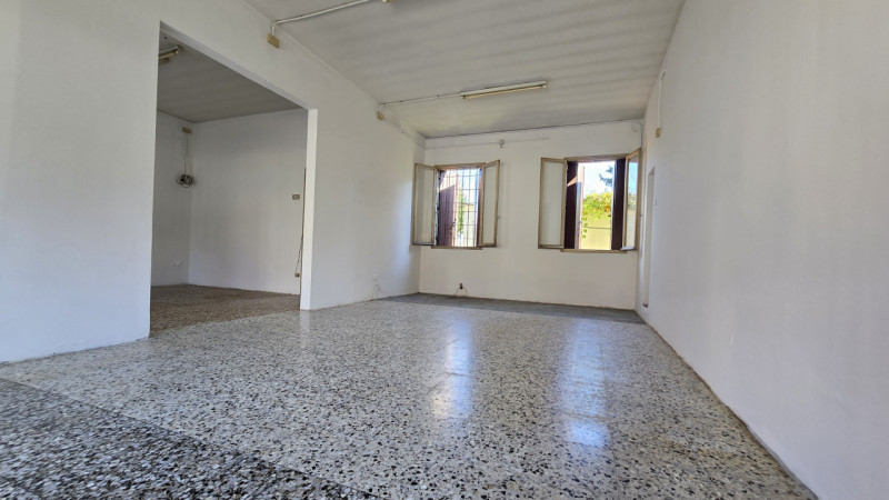 Vendesi a Borgo Veneto, nel cuore della frazione di S. Margherita d'Adige, complesso immobiliare ...