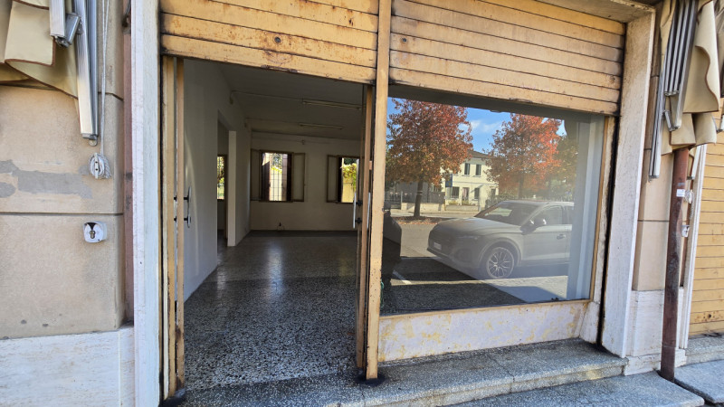 Vendesi a Borgo Veneto, nel cuore della frazione di S. Margherita d'Adige, complesso immobiliare ...