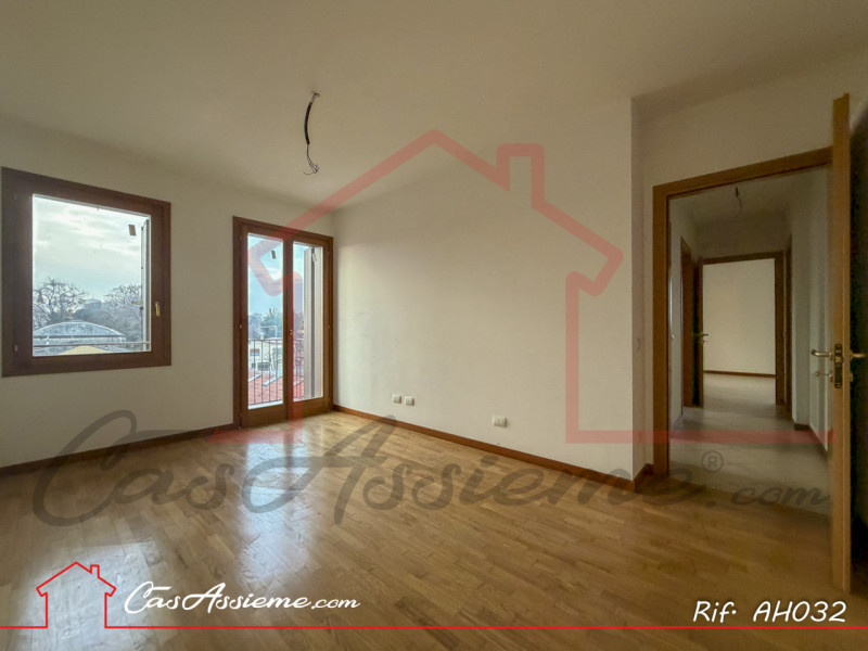 Rif. AH032
PARI AL NUOVO - ACCESSO MUTUO GREEN!
Inseriti in un elegante complesso residenziale di...