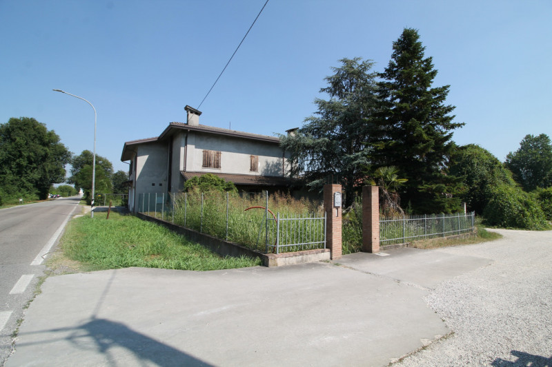 Questa porzione di bifamiliare situata a Torreglia rappresenta un'opportunità per chi desidera cr...