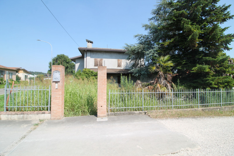 Questa porzione di bifamiliare situata a Torreglia rappresenta un'opportunità per chi desidera cr...