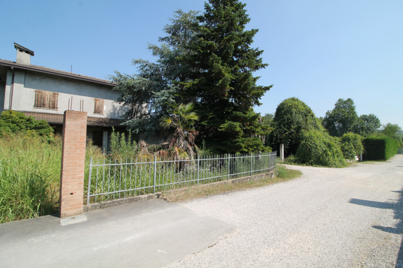 Questa porzione di bifamiliare situata a Torreglia rappresenta un'opportunità per chi desidera cr...