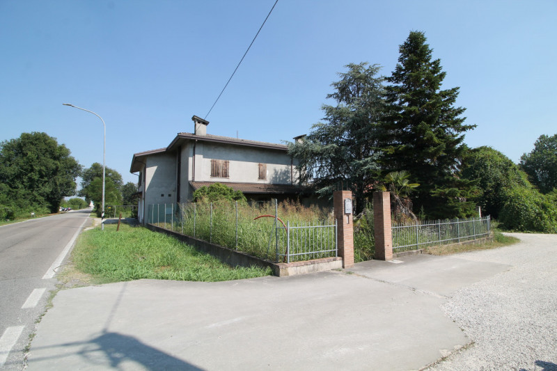 Questa porzione di bifamiliare situata a Torreglia rappresenta un'opportunità per chi desidera cr...