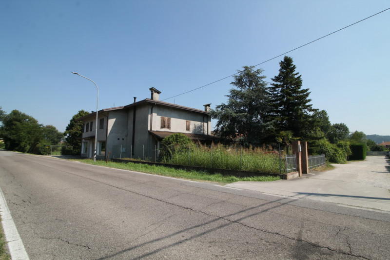 Questa porzione di bifamiliare situata a Torreglia rappresenta un'opportunità per chi desidera cr...