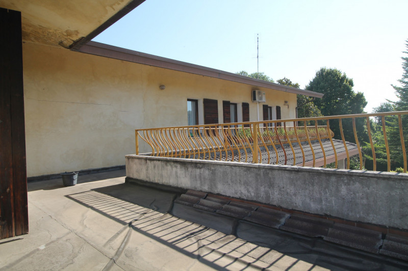 Questa porzione di bifamiliare situata a Torreglia rappresenta un'opportunità per chi desidera cr...