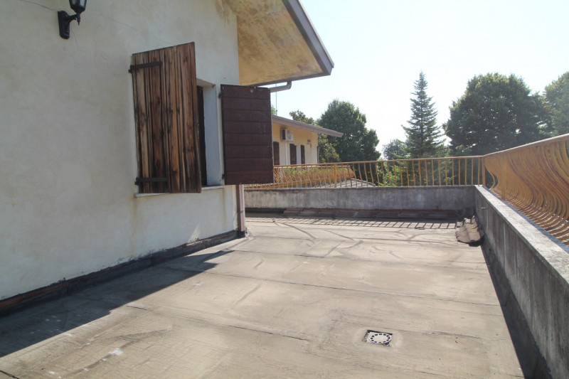 Questa porzione di bifamiliare situata a Torreglia rappresenta un'opportunità per chi desidera cr...