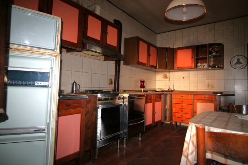 Questa porzione di bifamiliare situata a Torreglia rappresenta un'opportunità per chi desidera cr...