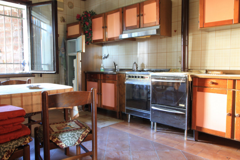 Questa porzione di bifamiliare situata a Torreglia rappresenta un'opportunità per chi desidera cr...