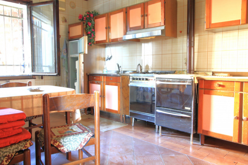 Questa porzione di bifamiliare situata a Torreglia rappresenta un'opportunità per chi desidera cr...