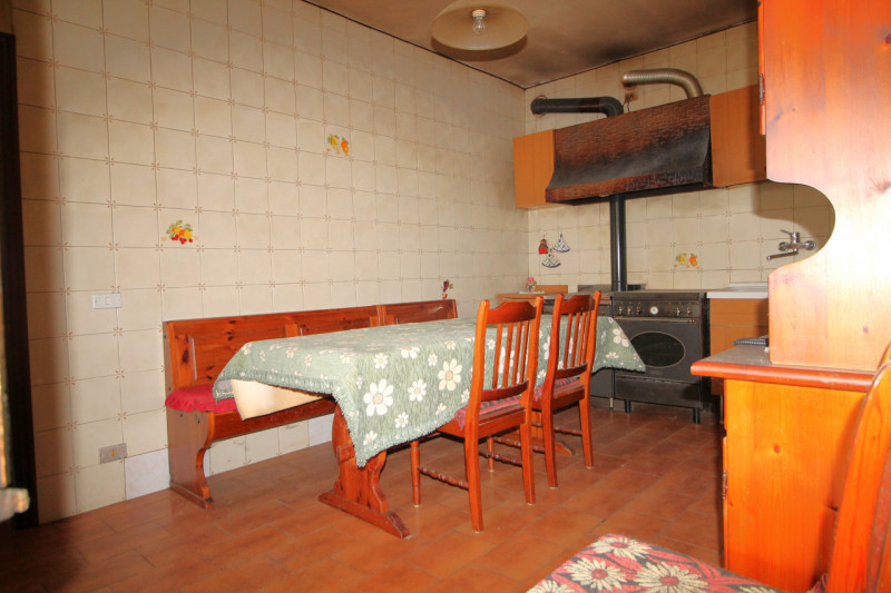 Questa porzione di bifamiliare situata a Torreglia rappresenta un'opportunità per chi desidera cr...