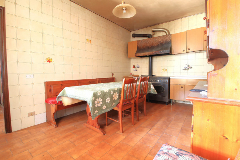 Questa porzione di bifamiliare situata a Torreglia rappresenta un'opportunità per chi desidera cr...