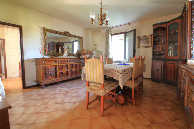 Questa porzione di bifamiliare situata a Torreglia rappresenta un'opportunità per chi desidera cr...