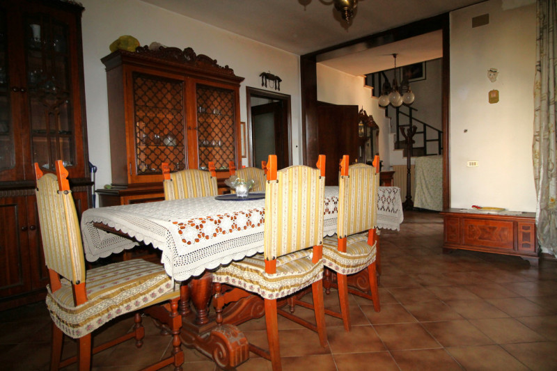 Questa porzione di bifamiliare situata a Torreglia rappresenta un'opportunità per chi desidera cr...