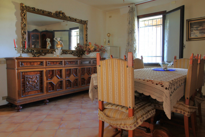 Questa porzione di bifamiliare situata a Torreglia rappresenta un'opportunità per chi desidera cr...