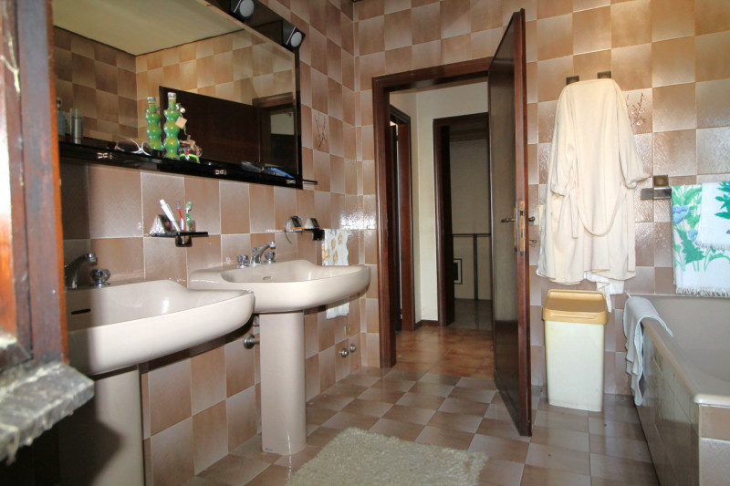 Questa porzione di bifamiliare situata a Torreglia rappresenta un'opportunità per chi desidera cr...