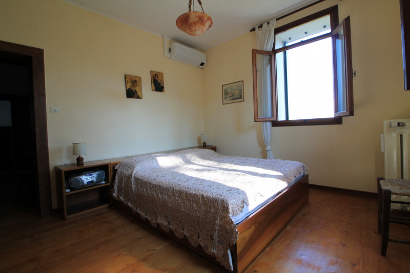 Questa porzione di bifamiliare situata a Torreglia rappresenta un'opportunità per chi desidera cr...