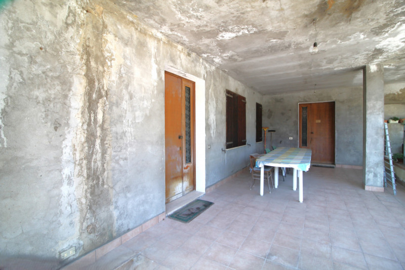 Questa porzione di bifamiliare situata a Torreglia rappresenta un'opportunità per chi desidera cr...