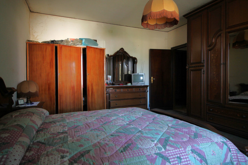 Questa porzione di bifamiliare situata a Torreglia rappresenta un'opportunità per chi desidera cr...