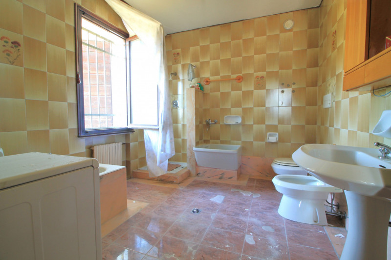 Questa porzione di bifamiliare situata a Torreglia rappresenta un'opportunità per chi desidera cr...