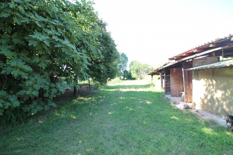 Questa porzione di bifamiliare situata a Torreglia rappresenta un'opportunità per chi desidera cr...