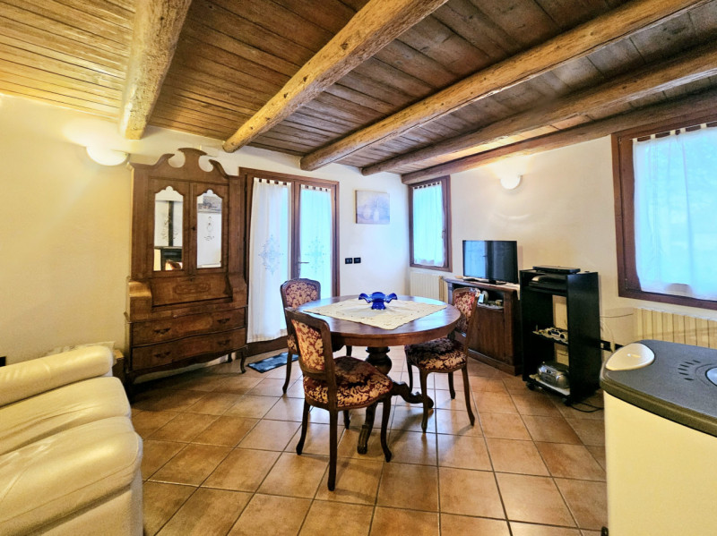 In un posizione comoda al centro di Granze, proponiamo in vendita porzione di bifamiliare, con ga...