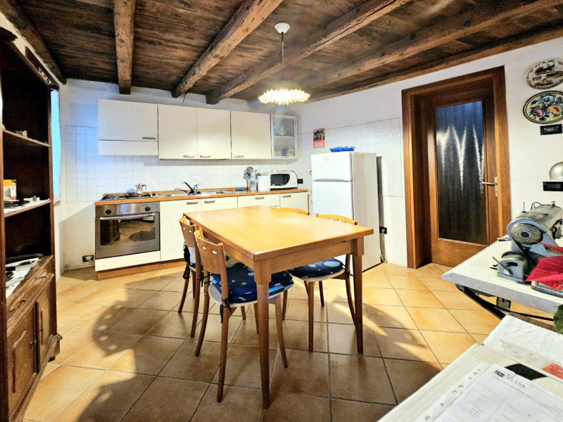 In un posizione comoda al centro di Granze, proponiamo in vendita porzione di bifamiliare, con ga...