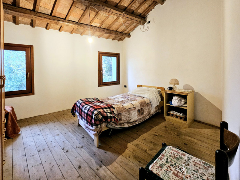 In un posizione comoda al centro di Granze, proponiamo in vendita porzione di bifamiliare, con ga...