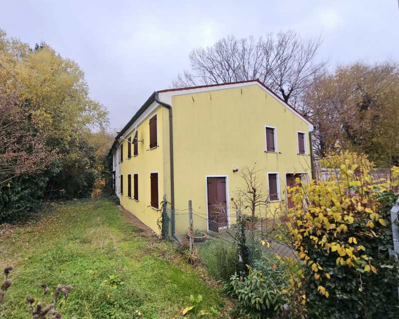 In un posizione comoda al centro di Granze, proponiamo in vendita porzione di bifamiliare, con ga...