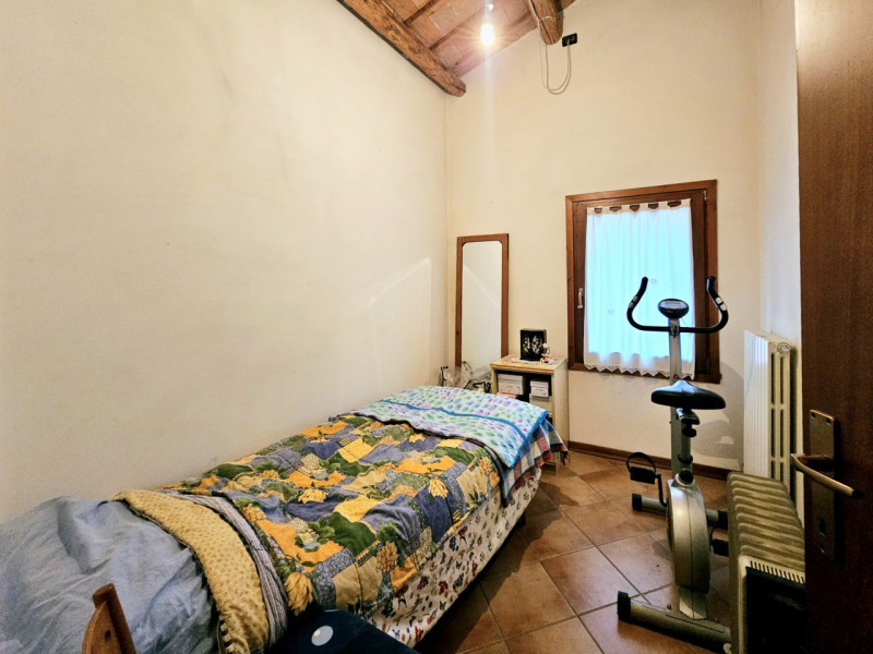 In un posizione comoda al centro di Granze, proponiamo in vendita porzione di bifamiliare, con ga...