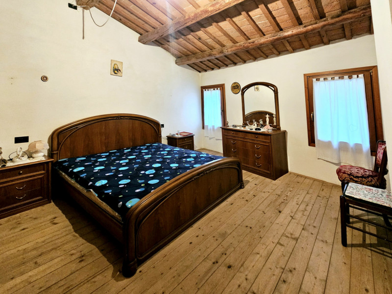 In un posizione comoda al centro di Granze, proponiamo in vendita porzione di bifamiliare, con ga...