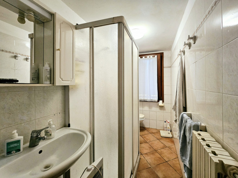 In un posizione comoda al centro di Granze, proponiamo in vendita porzione di bifamiliare, con ga...