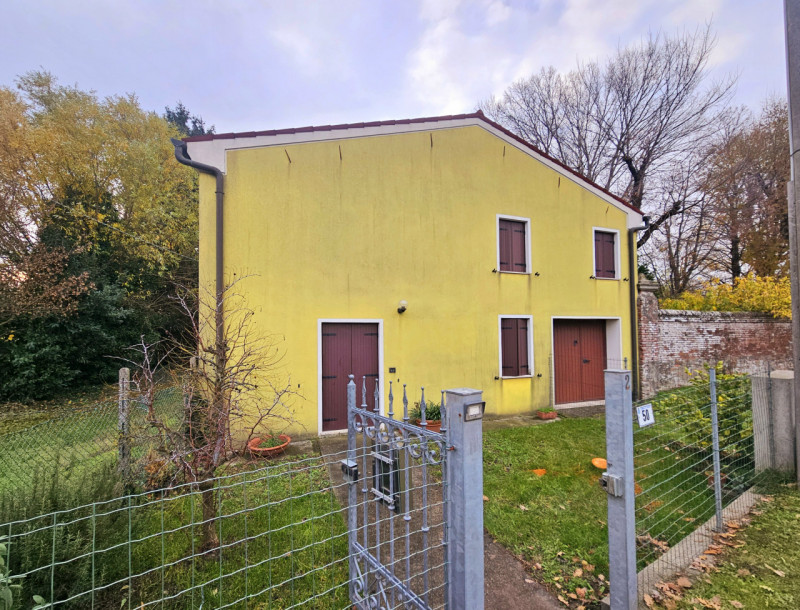 In un posizione comoda al centro di Granze, proponiamo in vendita porzione di bifamiliare, con ga...