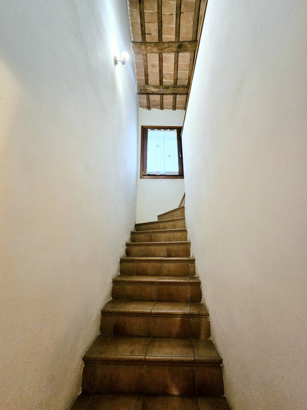 In un posizione comoda al centro di Granze, proponiamo in vendita porzione di bifamiliare, con ga...