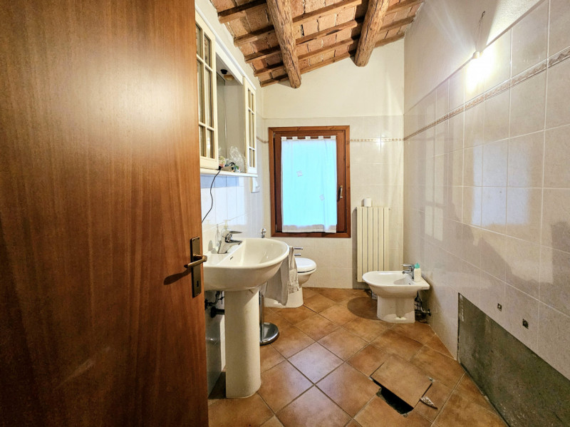 In un posizione comoda al centro di Granze, proponiamo in vendita porzione di bifamiliare, con ga...