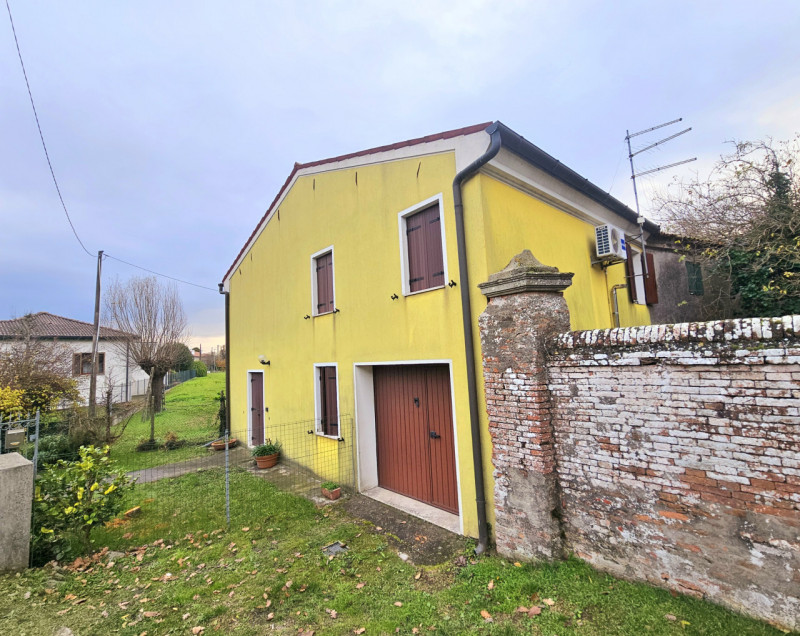 In un posizione comoda al centro di Granze, proponiamo in vendita porzione di bifamiliare, con ga...