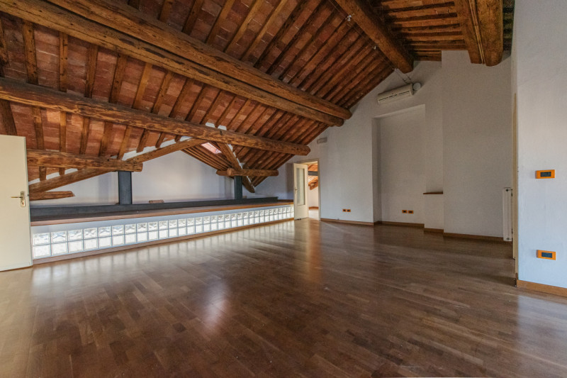 UBICAZIONE E CONTESTO

Nel prestigioso contesto storico di Casale, a pochi minuti dal centro di V...