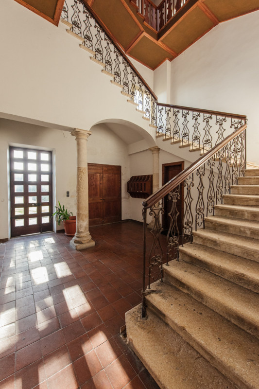 UBICAZIONE E CONTESTO

Nel prestigioso contesto storico di Casale, a pochi minuti dal centro di V...