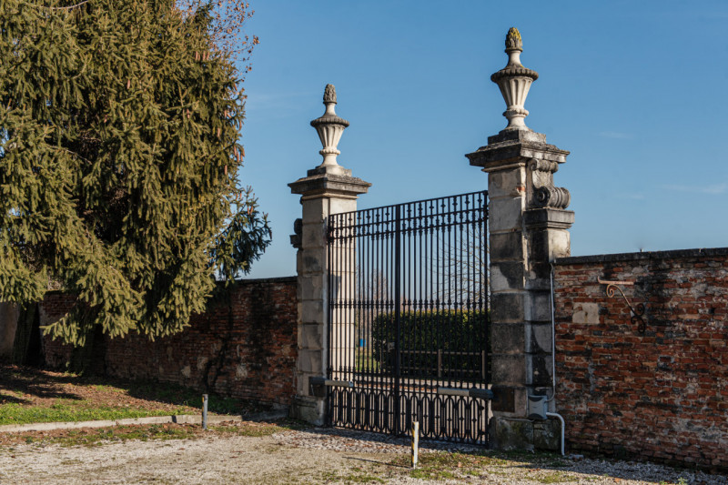 UBICAZIONE E CONTESTO

Nel prestigioso contesto storico di Casale, a pochi minuti dal centro di V...
